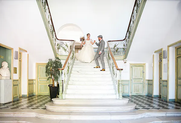 photo de mariés sur les marches de la mairie du Beausset