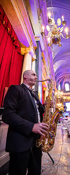 Reportage photo de l'ambiance d'une soirée de gala dans le Var : un saxophoniste joue pour les invités.