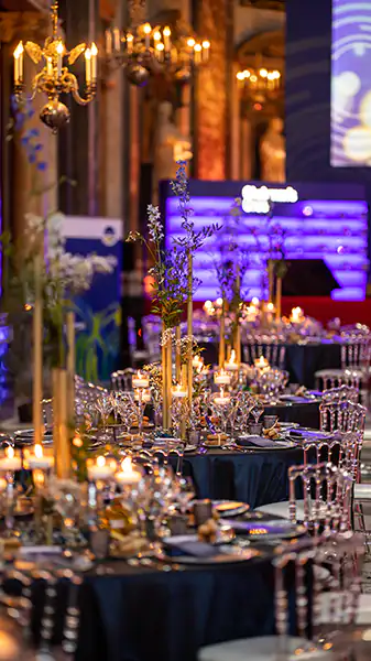 Reportage photo d'une soirée d'entreprise dans le Var : gros plan sur les tables de réception et la verrerie.