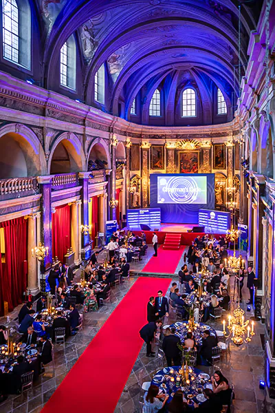 Reportage événementiel d'un dîner d'entreprise dans le Var : vue plongeante de la salle de gala et des invités.