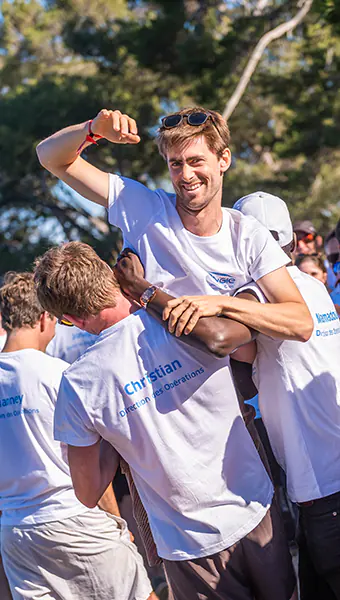 Reportage photo d'un team building dans le Var : des collègues portent en triomphe un membre de leur équipe.