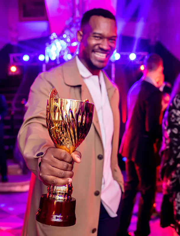 Reportage événementiel d'une soirée d'entreprise dans le Var : un gagnant pose fièrement avec sa coupe.
