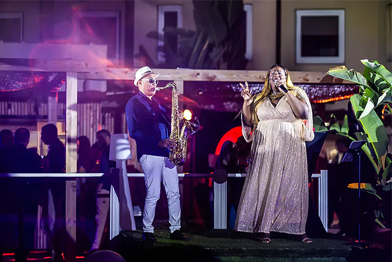Reportage photo d'un concert pour un événement d'entreprise dans le Var : une chanteuse au micro.
