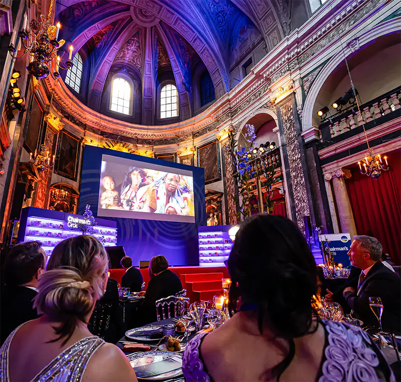 Reportage événementiel d'une soirée de gala dans le Var : vue d'ensemble des invités dans une salle de réception grandiose.