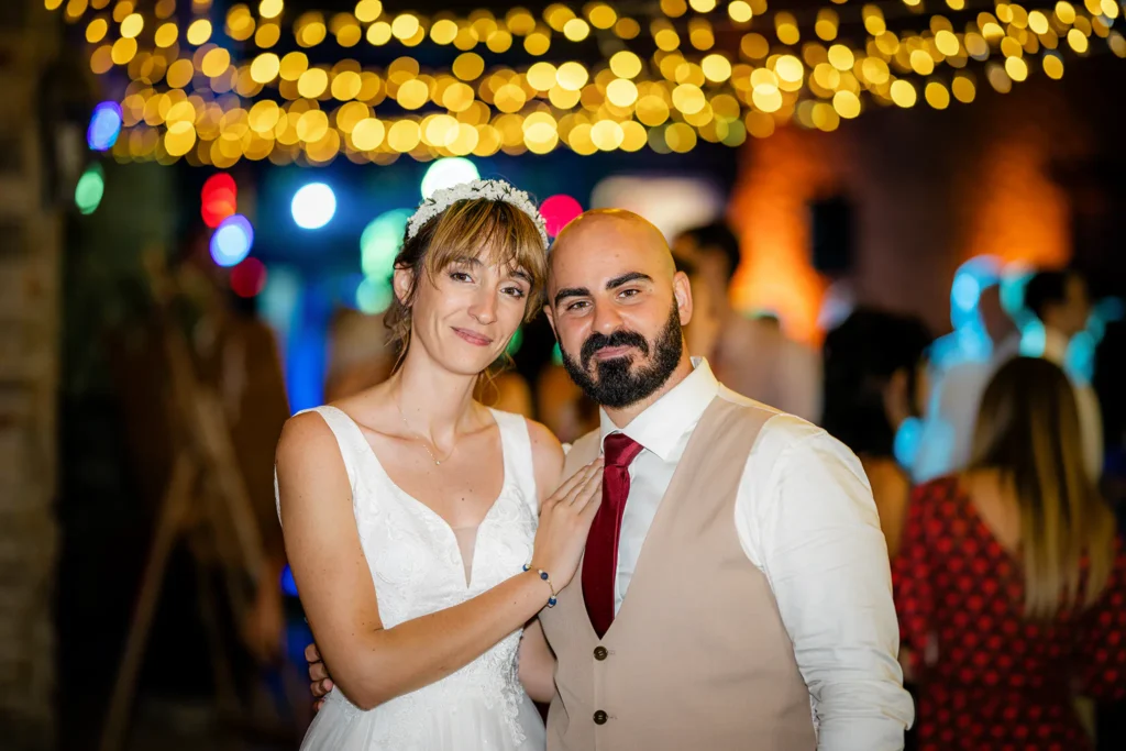 Portrait de couple pendant la soirée de mariage dans le Var, ambiance chaleureuse.