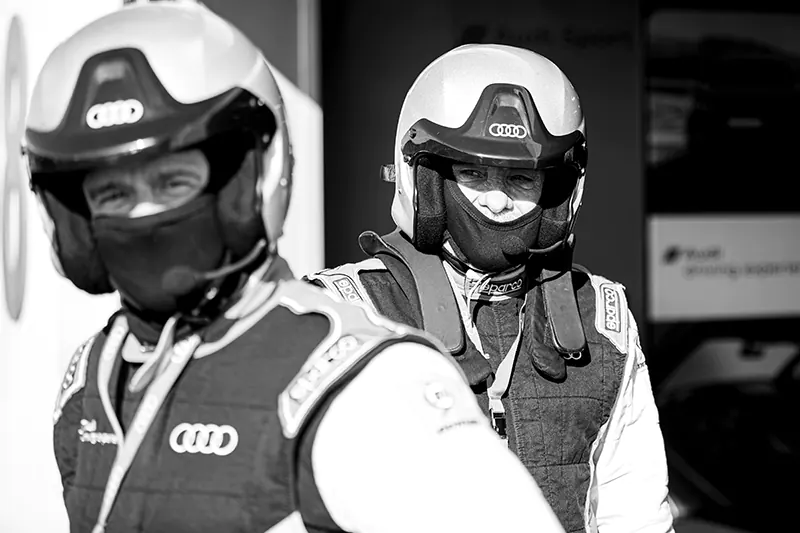 Photographe sur circuit automobile