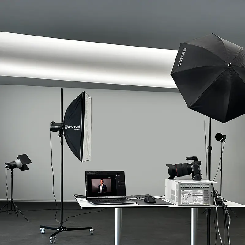 Matériel pour portraits corporate en entreprise dans le Var : studio, flashs, et imprimante photo pour tirages papier.