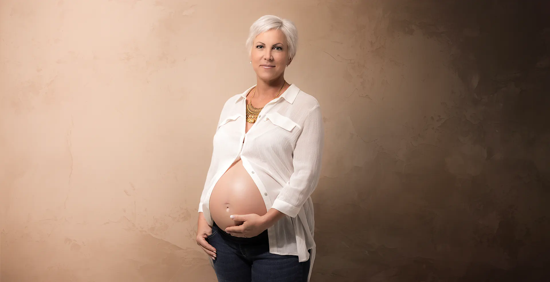 Séance photo grossesse à Ollioules : portrait de femme enceinte en studio professionnel