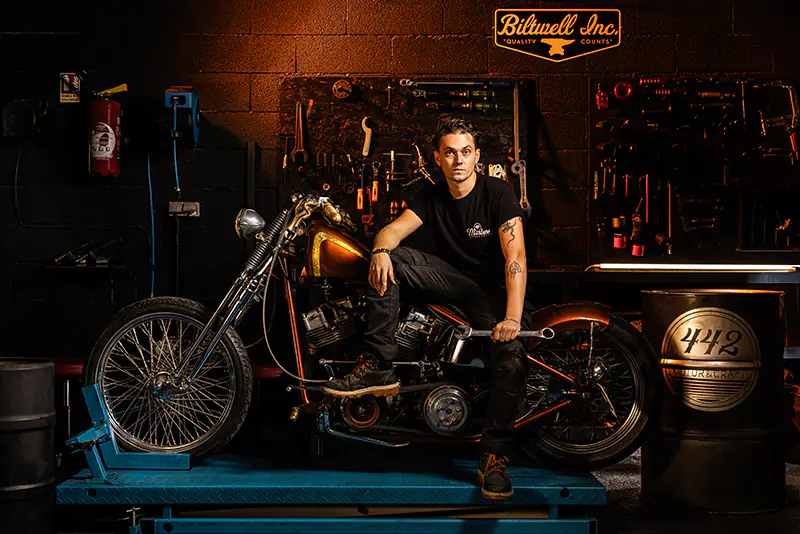 Portrait metier, un mécanicien sur sa moto dans son garage par olivier Lafon photographe maître artisan d'art au Beausset