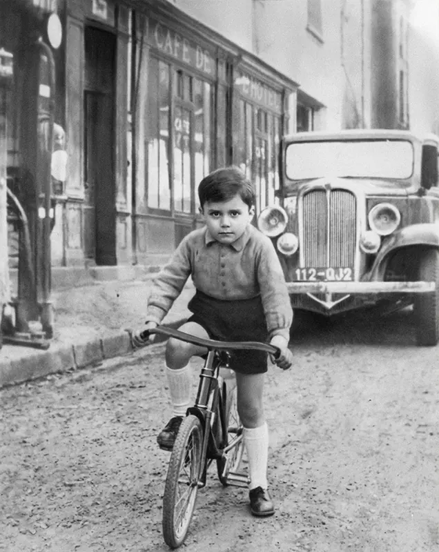 Restauration d'une photo ancienne en noir et blanc d'un enfant au Beausset, Var.