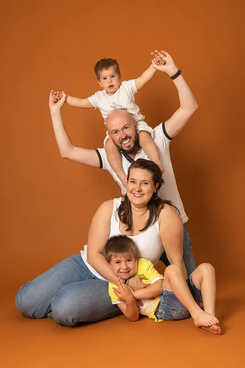 Portrait de famille joyeux avec deux enfants lors d’une séance photo à Ollioules
