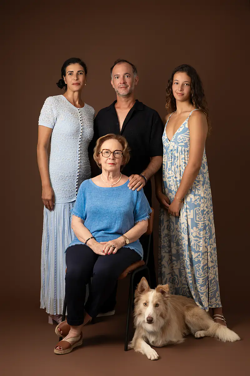 Portrait de famille intergénérationnel avec leur chien réalisé en studio près d’Ollioules