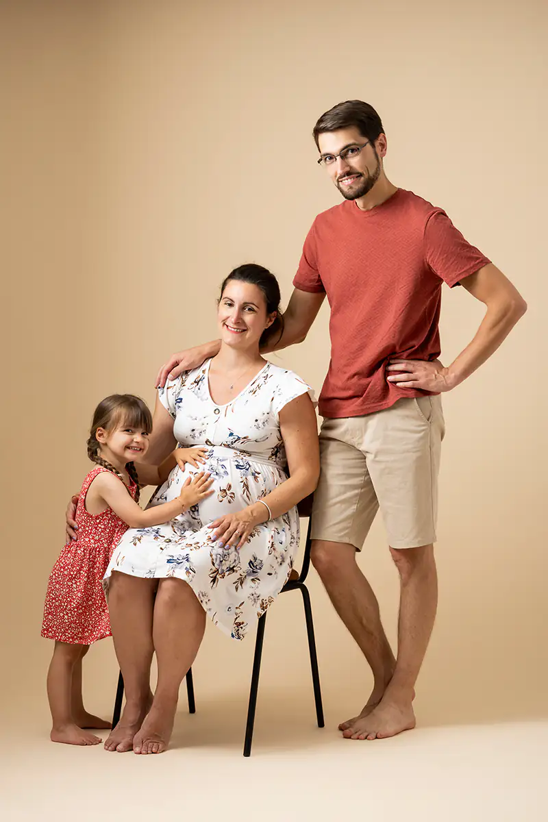 Portrait en studio de futurs parents avec leur fille près d’Ollioules