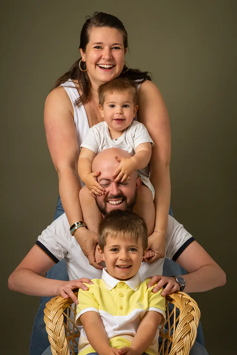Portrait joyeux d’une famille avec deux enfants lors d’une séance avec un photographe famille à Ollioules