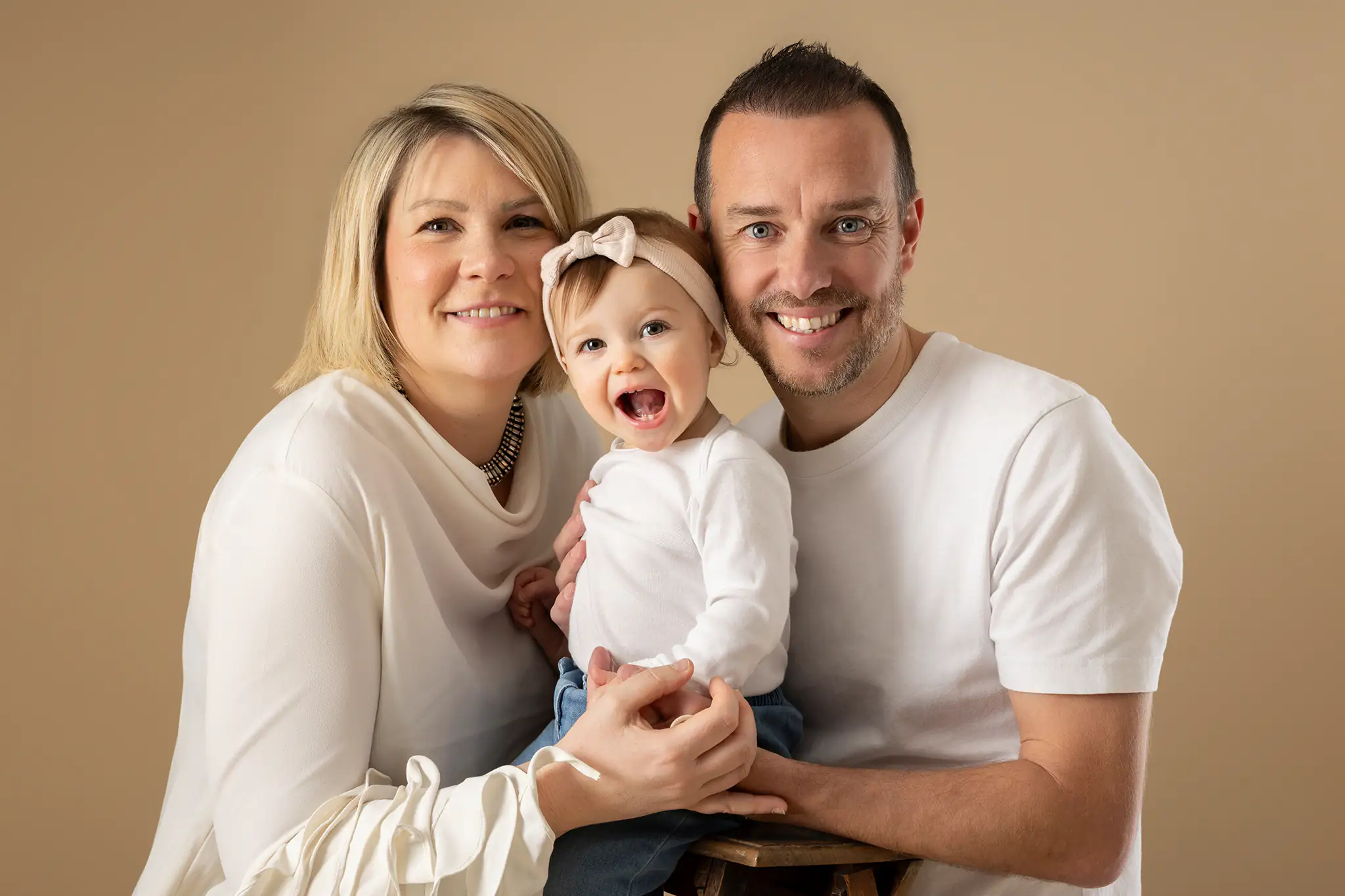 Portrait d’une famille avec leur bébé réalisé par un photographe famille à Ollioules