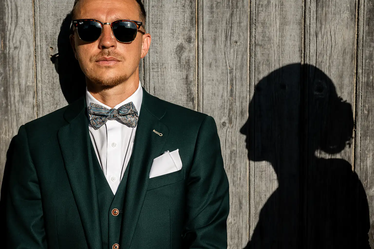 Portrait du marié en costume et lunettes de soleil – photographe à Sanary-sur-Mer
