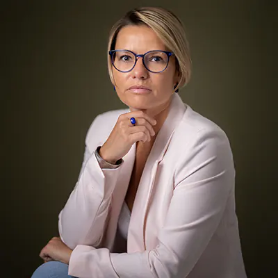 Portrait professionnel en studio d’une femme entrepreneuse – photographe à Sanary-sur-Mer