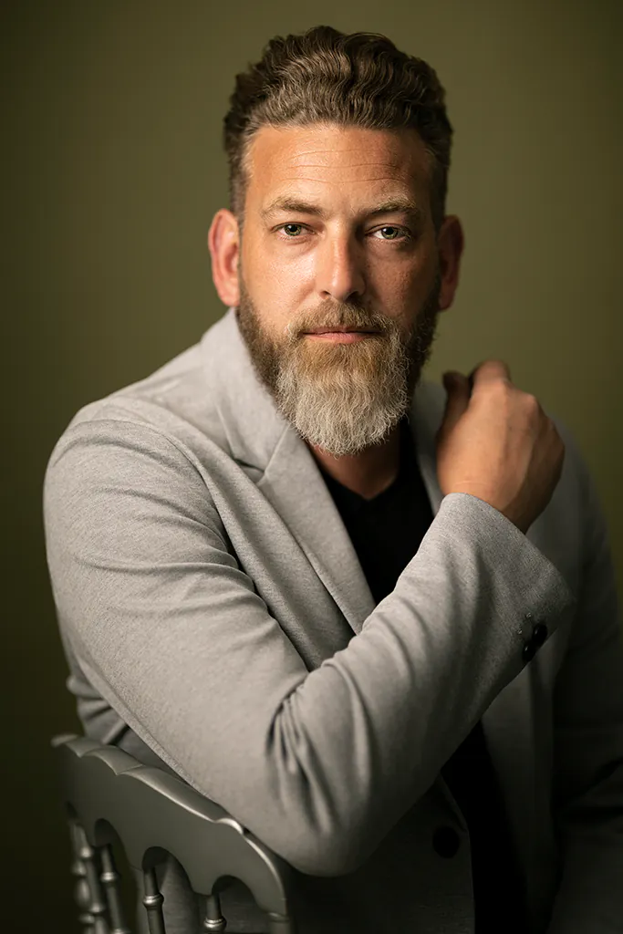 Portrait professionnel en studio d’un homme barbu – photographe à Sanary-sur-Mer