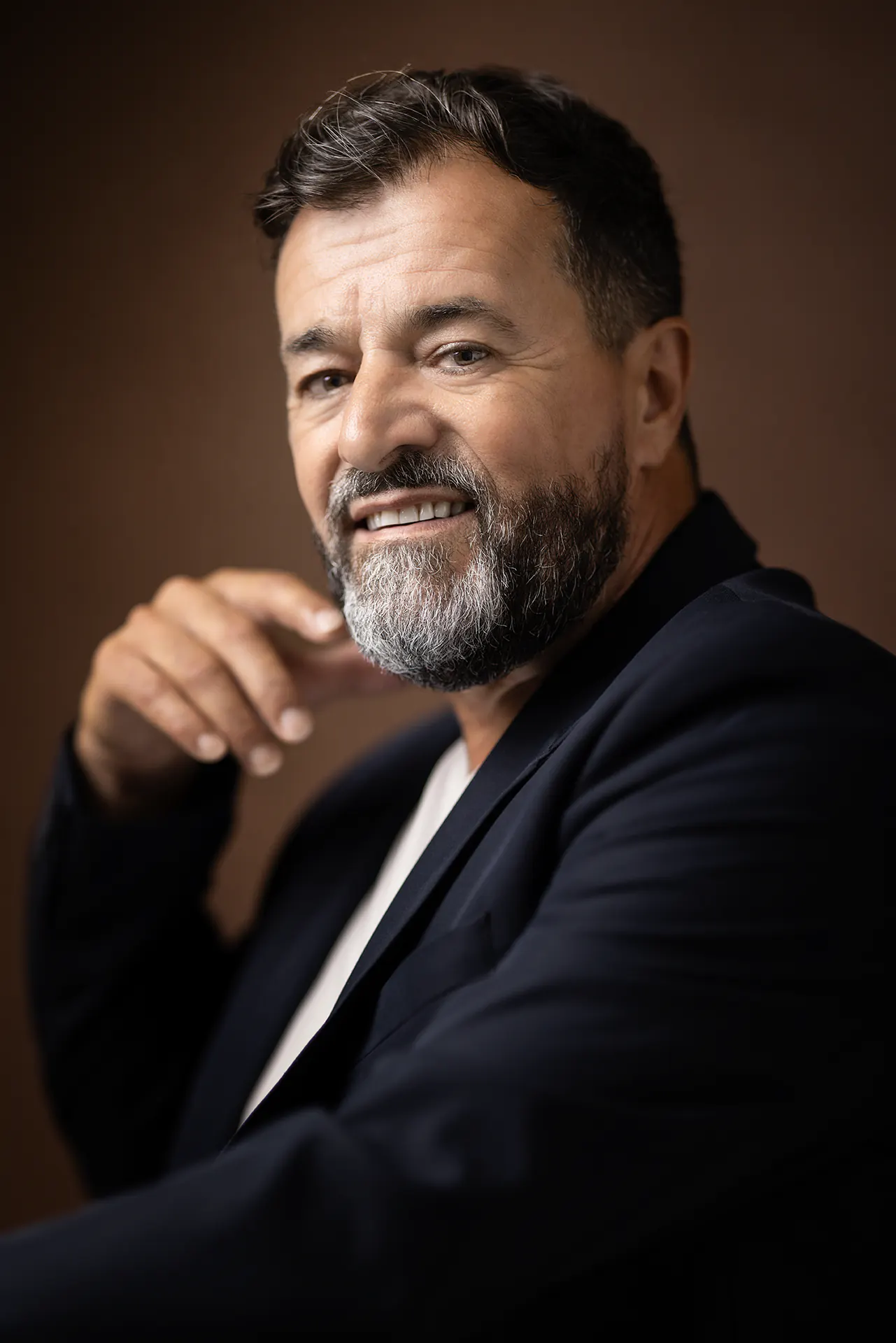 Portrait en studio d’un homme souriant – photographe à Sanary-sur-Mer