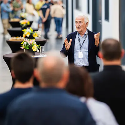 Reportage photo d’un conférencier devant son public – photographe à Sanary-sur-Mer